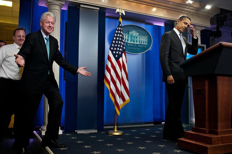 President Obama og tidligere president Clinton snakker med journalister i orienteringsrommet i Det hvite hus, i Washington, fredag 10. desember 2010. (Drew Angerer/ The New York Times)