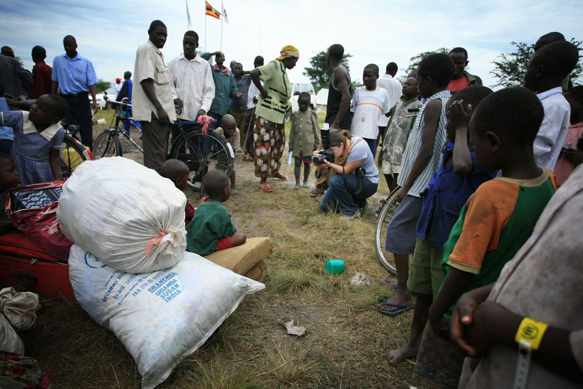 Jamie Rose fotografuje uprchlíky prchající před posledním výbuchem násilí na konžsko-ugandské hranici v listopadu 2008. (Foto: Glenna Gordon)