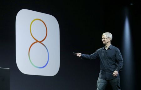 Apple CEO Tim Cook spricht auf der Apple Worldwide Developers Conference in San Francisco am 2. Juni über iOS 8. (AP Photo/Jeff Chiu)