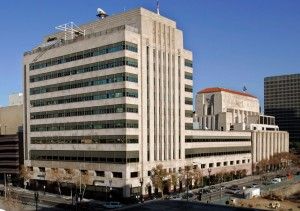 Los Angeles Times avisbygninger, hvor det forventes kutt. (AP Photo/Reed Saxon)