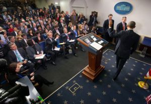 El presidente Barack Obama saluda a los periodistas al final de su conferencia de prensa en la Sala de prensa Brady Press de la Casa Blanca. (Foto AP/Pablo Martínez Monsivais)
