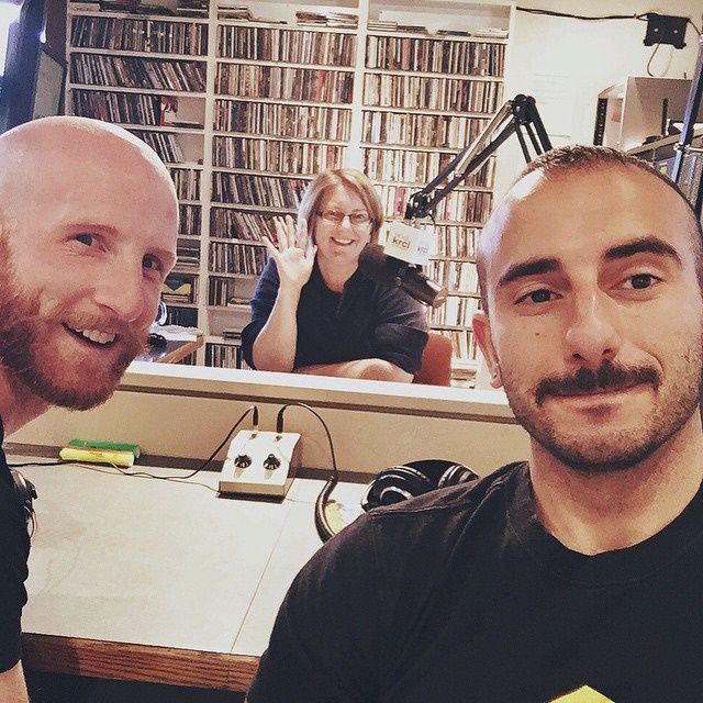 Lara Jones cu Derek Kitchen și Moudi Sbeity. (Fotografia trimisă)