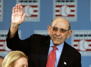 Kumaway si Hall of Famer Yogi Berra bago ang isang induction ceremony sa Baseball Hall of Fame sa Cooperstown, N.Y., noong 2009. (AP Photo/Mike Groll)