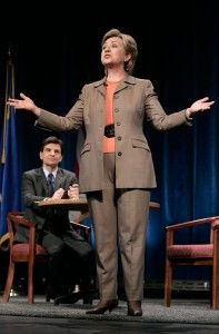 Den demokratiske presidentkandidaten Hillary Clinton kommer med sine åpningsord på et kandidatforum i 2007. Til venstre er forumets moderator, George Stephanopoulos fra ABC News. (AP Photo/Rich Pedroncelli)