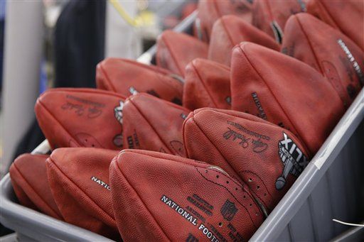 As bolas oficiais do Super Bowl XLIX de futebol da NFL ficam em uma lixeira antes de serem amarradas e infladas na Wilson Sporting Goods Co. em Ada, Ohio, terça-feira, 20 de janeiro de 2015. O New England Patriots jogará contra o Seattle Seahawks no Super Bowl em 1º de fevereiro em Glendale, Arizona. (Foto AP/Rick Osentoski)