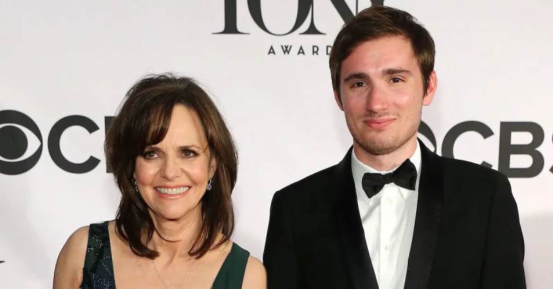 Sally Field và con trai bà, Sam Greisman