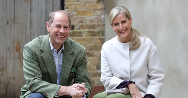 Prins Edward og Sophie Rhys-Jones i 2020 smilende i et uformelt bilde