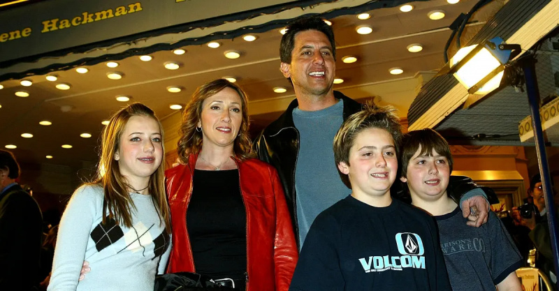 Skuespiller Ray Romano (i midten) og hans familie, hustru Anna, datter Alexander (L) og tvillinger, Matt og Greg (R) ved premieren på"Welcome to Mooseport"