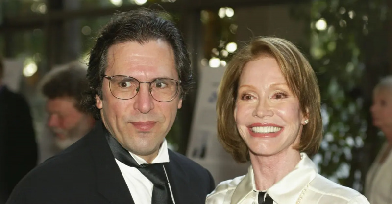 Mary Tyler Moore dan suaminya Dr. Robert Levine di American Screenwriters Associations' "2002 Screenwriting Hall of Fame Awards" at the Sheraton Universal Hotel in Los Angeles, Ca. Saturday, August 3, 2002. Photo by Kevin Winter/ImageDirect