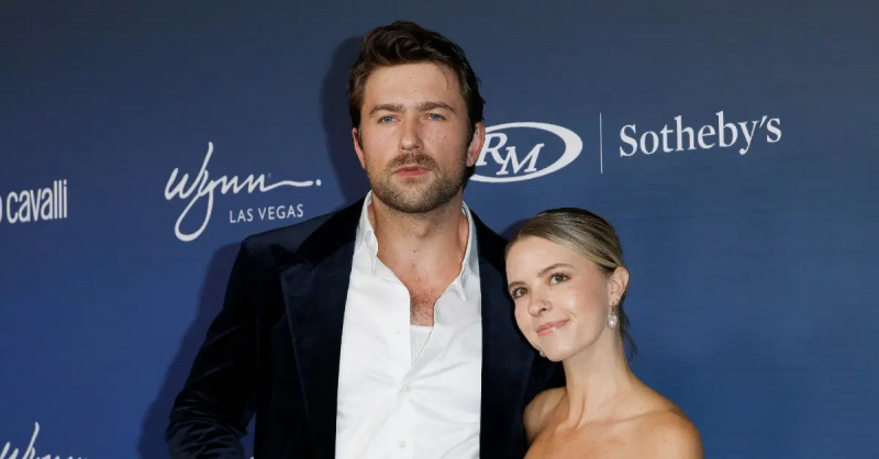Brandon Sklenar e la sua ragazza, Courtney Salviolo, a un evento nel novembre 2024.