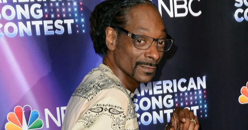 Tumingin si Snoop Dogg sa camera