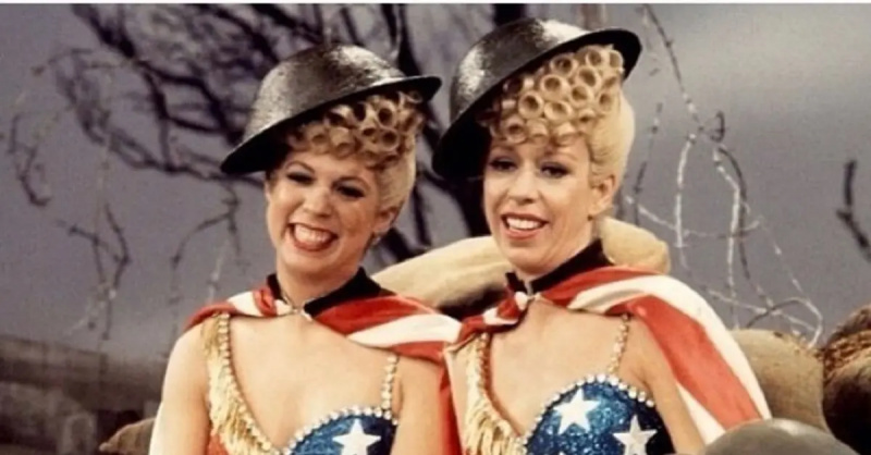 (l-r): Vicki Lawrence a Carol Burnett dál'The Carol Burnett Show'