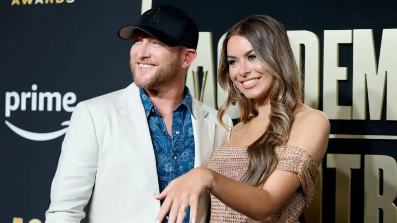 (De izquierda a derecha) Cole Swindell y Courtney Little, mostrando su anillo de compromiso, asisten a los Premios ACM en Frisco, TX