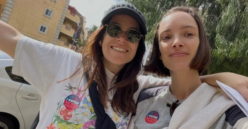   Abbi Jacobson și Jodi Balfour