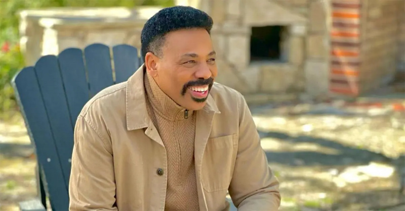 Pastor Tony Evans se je ponovno poročil leta 2023 in zdaj odstopa iz svoje cerkve