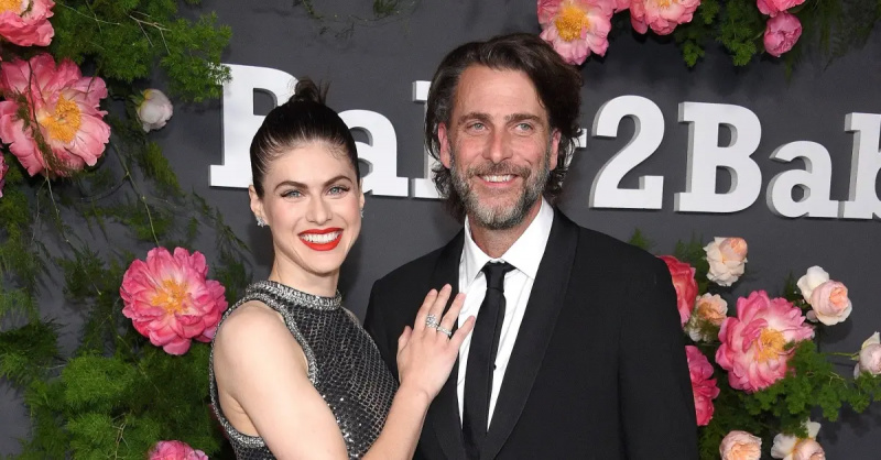 Alexandra Daddario ve Kocası Eski Usul Bir Tatlılıkla Buluştu