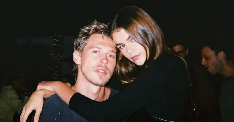 Austin och Kaia poserar för ett foto tillsammans.