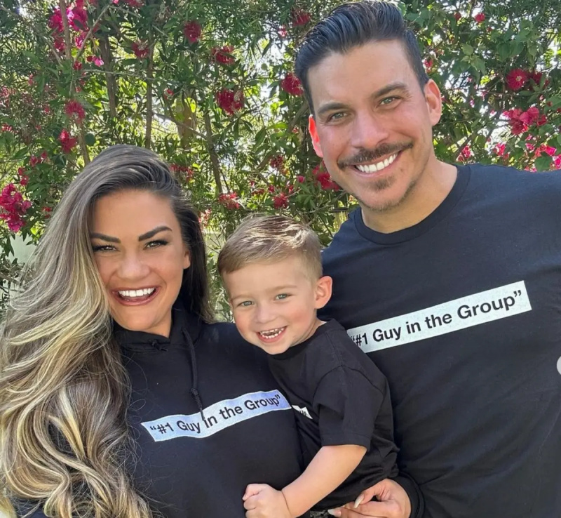 브리트니 카트라이트(Brittany Cartwright)와 잭스 테일러(Jax Taylor), 아들 크루즈(Cruise)와 함께 착용"#1 guy in the group" t-shirts