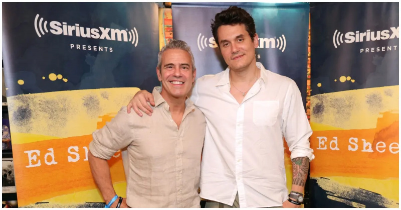(de izquierda a derecha): Andy Cohen y John Mayer abrazándose en un evento de Sirius XM