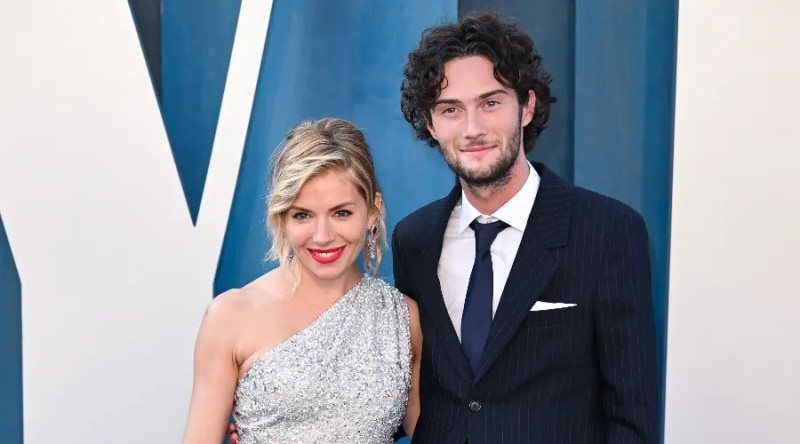 Sienna Miller og Oli Green deltager i Vanity Fair Oscar-festen 2022 arrangeret af Radhika Jones i Wallis Annenberg Center for Performing Arts den 27. marts 2022