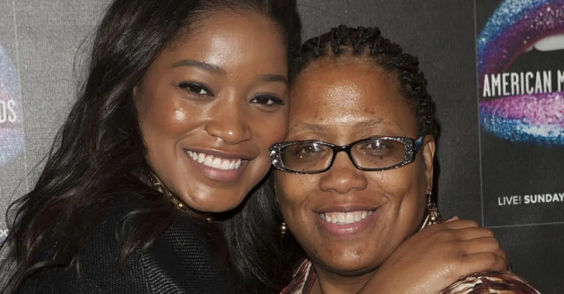 Keke Palmer și Sharon Palmer participă la Flips Audio Headphones Sponsors the Official Artist Gift Lounge și Cumulus Radio Row pe 22 noiembrie 2013 în Los Angeles, California.