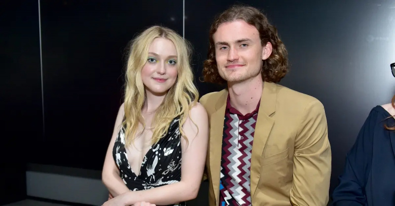 Skådespelaren Dakota Fanning och Henry Frye deltar i modevisningen Prada Resort 2019 den 4 maj 2018 i New York City. (Foto av Sean Zanni/Getty Images)