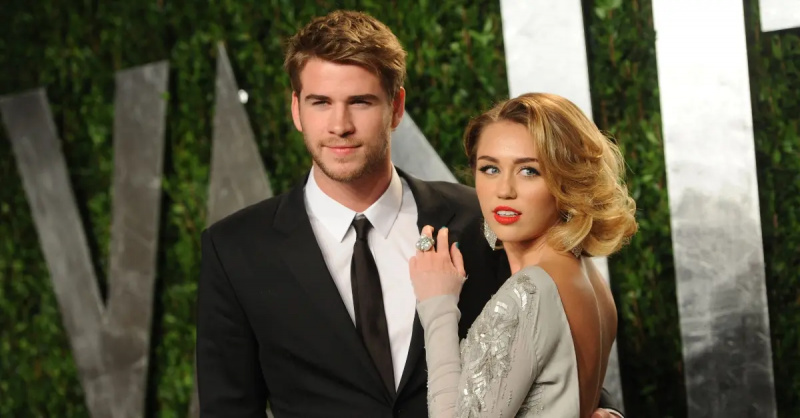 2012: Liam Hemsworth (L) și Miley Cyrus participă la Vanity Fair's 18th annual Oscars party at the Sunset Tower Hotel. (Photo by Tyler Boye/WWD/Penske Media via Getty Images)