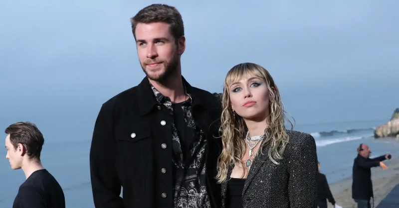 Liam Hemsworth și Miley Cyrus la spectacolul Saint Laurent în iunie 2019 (Foto de Chelsea Lauren/WWD/Penske Media prin Getty Images)
