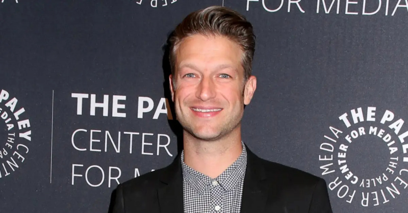 彼得·斯卡纳维诺(Peter Scanavino)在红地毯上