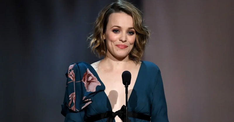Rachel McAdams, trong chiếc váy hoa màu xanh, phát biểu trên sân khấu trong Viện phim Mỹ 2017's 45th Life Achievement Award Gala