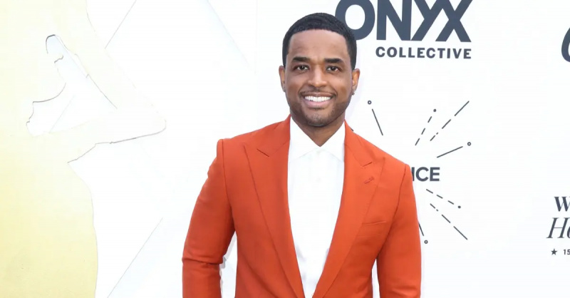 라렌즈 테이트(Larenz Tate)는 사랑스러운 만남 후 그의 아내 토마시나 패럿(Tomasina Parrott)과 결혼했습니다.