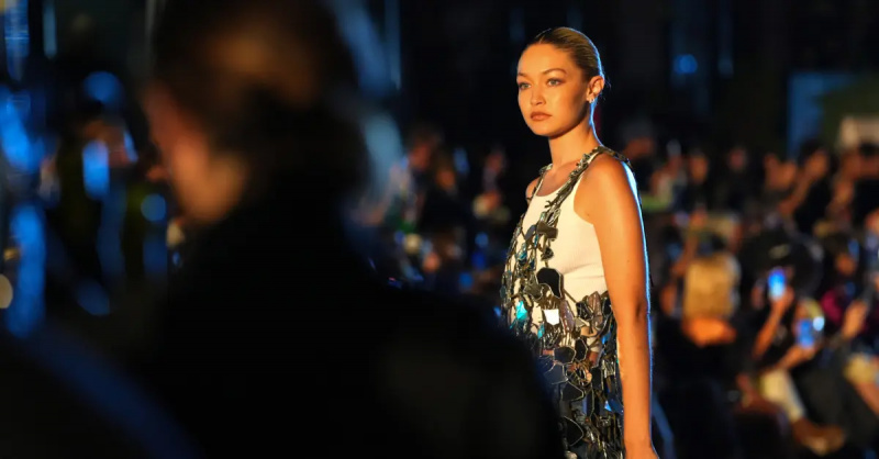 Gigi Hadid végigmegy a kifutón'Vogue' World: New York on Sept. 12, 2022 in New York City