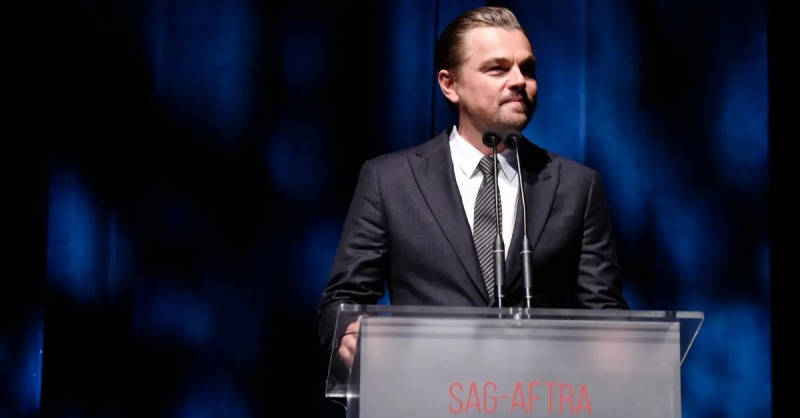 Leonardo DiCaprio beszél a színpadon a SAG-AFTRA Alapítvány alatt's 4th Annual Patron of the Artists Awards in 2019.