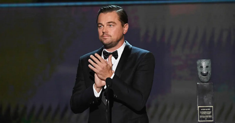Leonardo DiCaprio beszél a színpadon a 2020-as Screen Actors Guild Awards díjátadón.