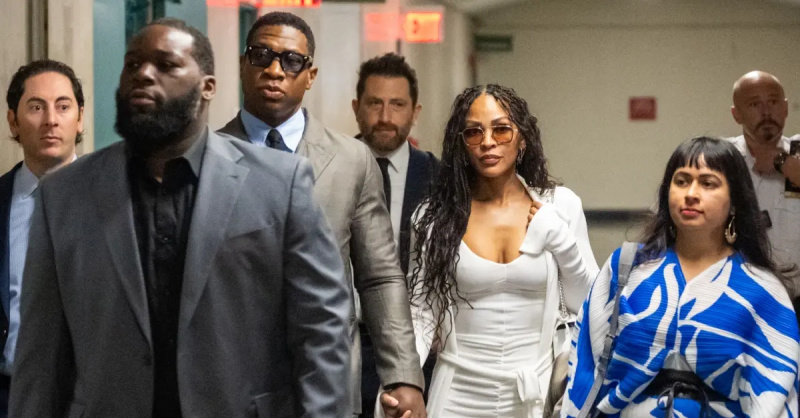 (l-r): Jonathan Majors og Meagan God tur med advokatene sine