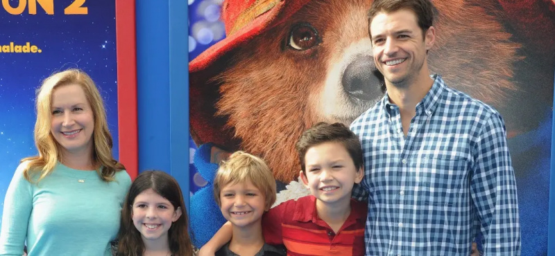 Angela Kinsey, Joshua Snyder và các con đến dự buổi ra mắt phim của Warner Bros.' "Paddington 2" held at Regency Village Theatre on January 6, 2018