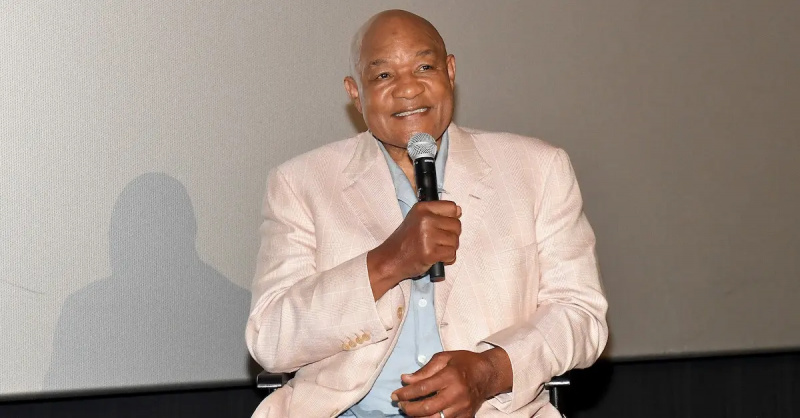 George Foreman przemawia na scenie podczas pokazu Big George Foreman na Regal Atlantic Station