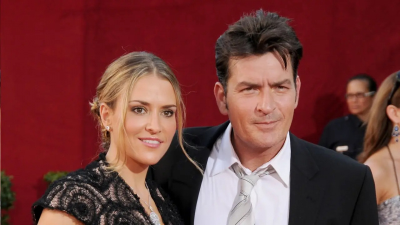 Brooke Mueller și Charlie Sheen la cea de-a 61-a ediție a premiilor Primetime Emmy pe 20 septembrie 2009