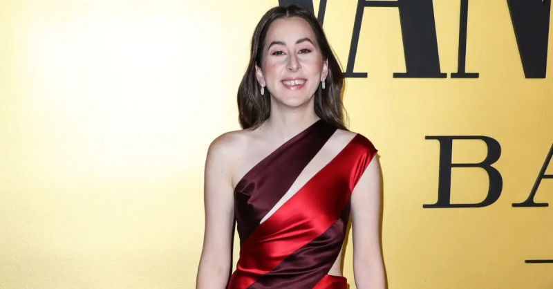 Alana Haim은 2022년 Vanity Fair 파티에 참석합니다.