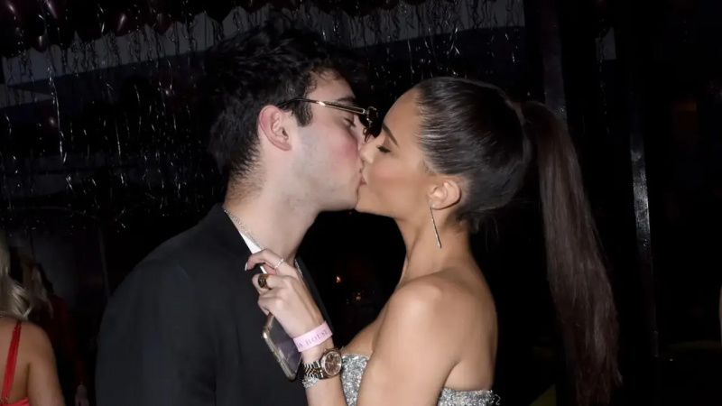 Zack Bia mencium Madison Beer di Pesta Tahun Baru The Mod Sèlection Champagne pada 31 Desember 2018