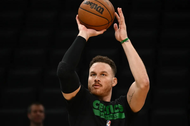 Blake Griffin menembak bola saat pemanasan sebelum pertandingan melawan Toronto Raptors di TD Garden pada 5 April 2023