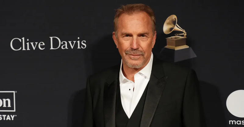 Kevin Costner ในงานกาล่าก่อนงานแกรมมี่ในปี 2024