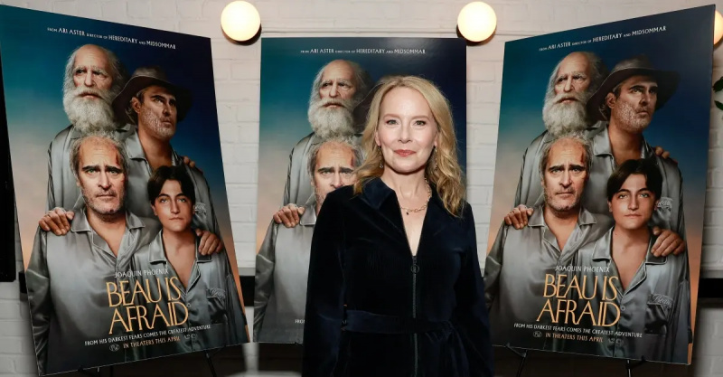 Amy Ryan davanti ai poster di Beau Is Afraid