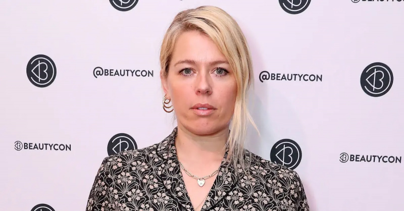 Amanda de Cadenet poserar på Beautycon Festival New York 2019