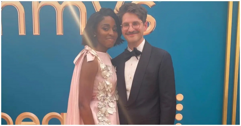 (l-r): Ayo Edebiri i Colin Burgess na Emmyjima 2022