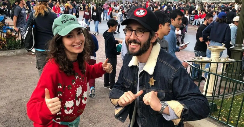 (l-r): Schuyler Helford at Josh Groban na dumalo sa Disneyland noong Disyembre 2019.