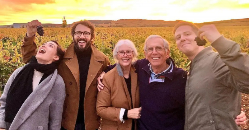 Sina Schuyler Helford at Josh Groban sa tabi ni Josh's family on his parents' 50th anniversary.