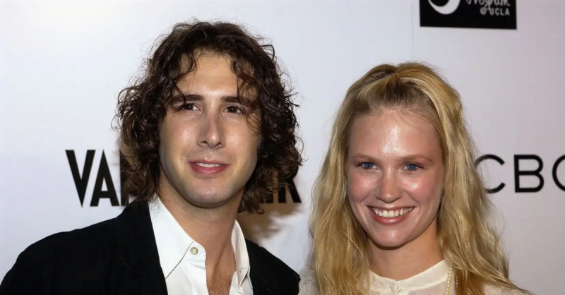 (l-r): Josh Groban at January Jones sa red carpet noong 2005.
