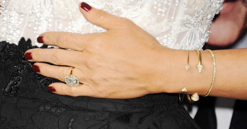 HOLLYWOOD, CA - 20 NOVEMBER: Skådespelerskan Jennifer Aniston (ring, armbandsdetalj) på'Horrible Bosses 2' - Los Angeles Premiere at TCL Chinese Theatre on November 20, 2014 in Hollywood, California.(Photo by Jeffrey Mayer/WireImage)