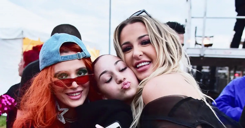 (od lewej): Bella Thorne, Danielle Bregoli i Tana Mongeau pozują razem.